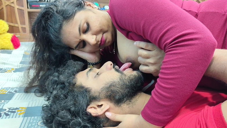 Vaishnavysharunraj: आधुनिक पोशाक में मल्लू हॉट लड़की अपने बॉय फ्रेंड को बहकाती है और स्तन चूसने के साथ हॉट रोमांस करती है