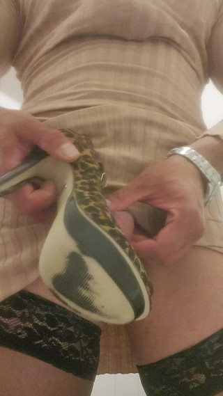 Coco Channy de Sad: La gnocca si masturba e viene nel feticcio delle scarpe...