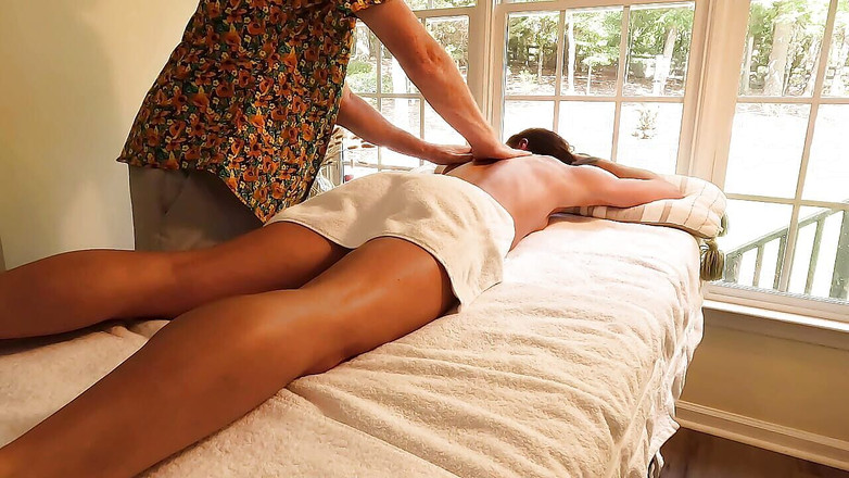 littlebuffbrunette: El masaje sensual con aceite conduce al sexo