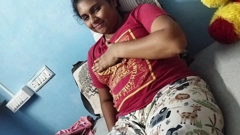 Vaishnavysharunraj: pennis接吻和胸部表演的手淫