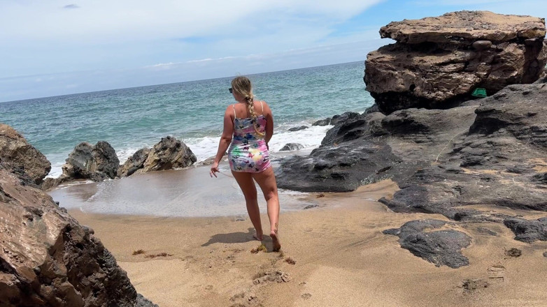 Emma Voyeur: Public Pee Desperate on the Beach