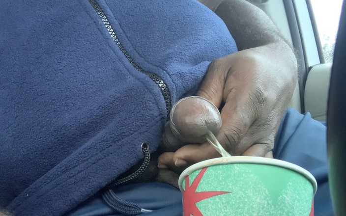 Jamdown26: Un tip negru se pișă în timp ce stă în mașină