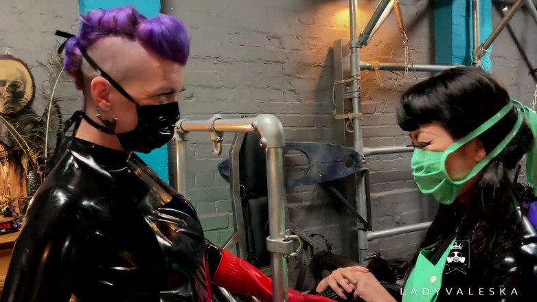 Lady Valeska: Latex nurses fist their gimp