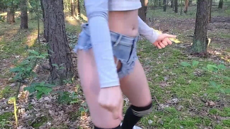 Georg: सज्जन मेरी चूत और गांड देखता है। फिर वह मुझे पेशाब करते देखता है।