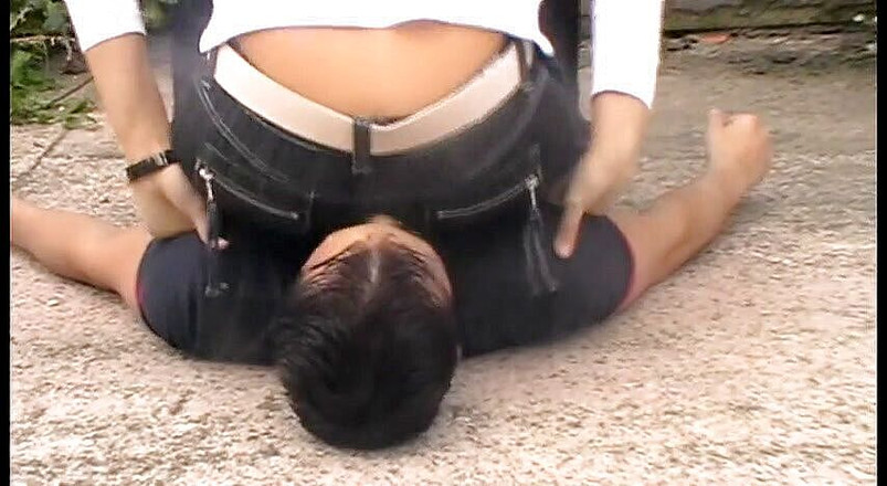 Femdom Austria: Melady sedí venku na tváři Richie