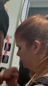 La moglie troia traditrice si fa una bella scopata sul retro di un furgone di lavoro - Hotwife Trix