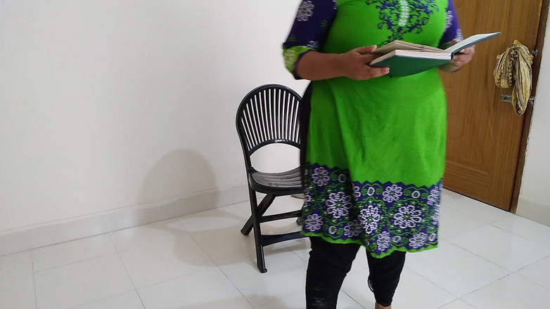 Aria Mia: Maestra grandota sentada en una silla leyendo un libro cuando...