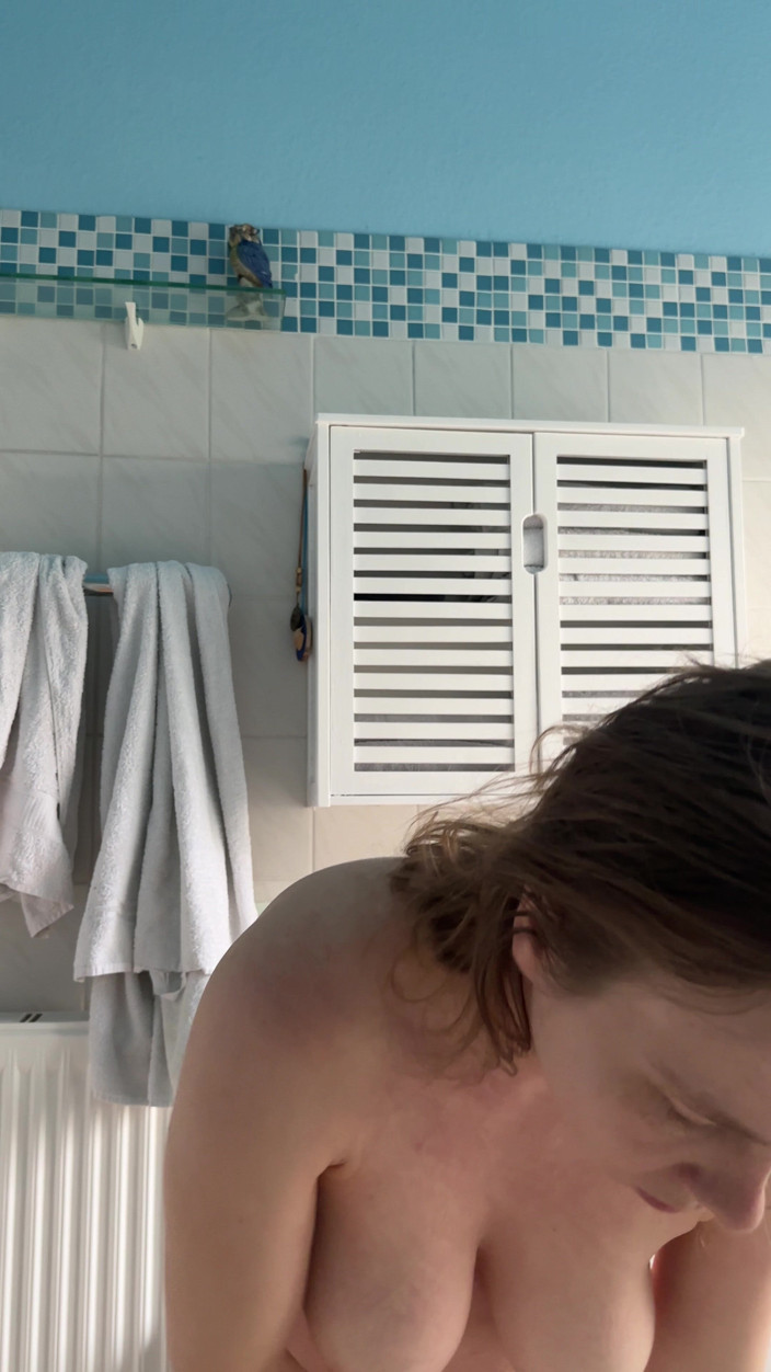 SweetLucy96: Il cetriolo è troppo spesso per la mia figa