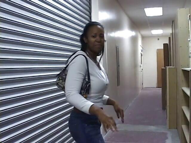 Wild Suckers: Kočička v džínách je na záchodě a tře si oholenou...