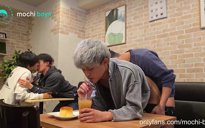 Mochi Boys: Mengunjungi kafe ngentot di tempat umum - bagian 1