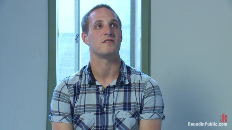 Bound in public: 大鸡巴奴隶被公开羞辱并被抓在精液节中。