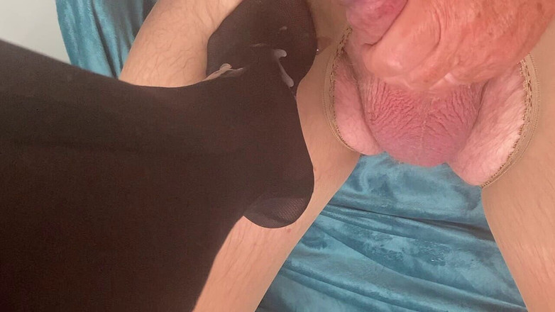 Mr MF: Mrs परिपक्व पैर अपने दोस्त को अपने पैर ढँकने दे रही है