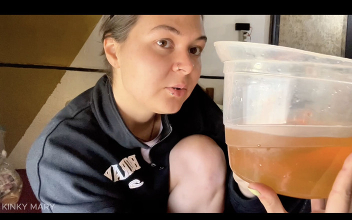 Kinky mary: 我在卧室里尿了一个满满的水壶，我的连帽衫还在