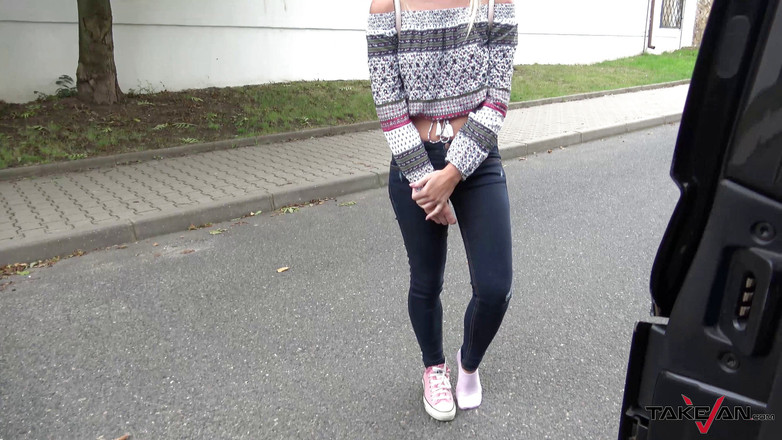 Take Van: 靴を紛失した女の子は、最良の保存ソリューションとして私たちのバンを見つけますが、彼女は間違っています