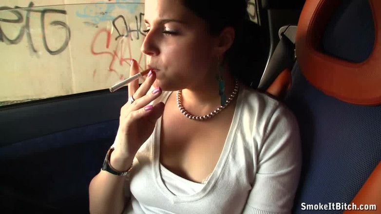 Smoke it bitch: 汚い橋の下でタバコを吸う!