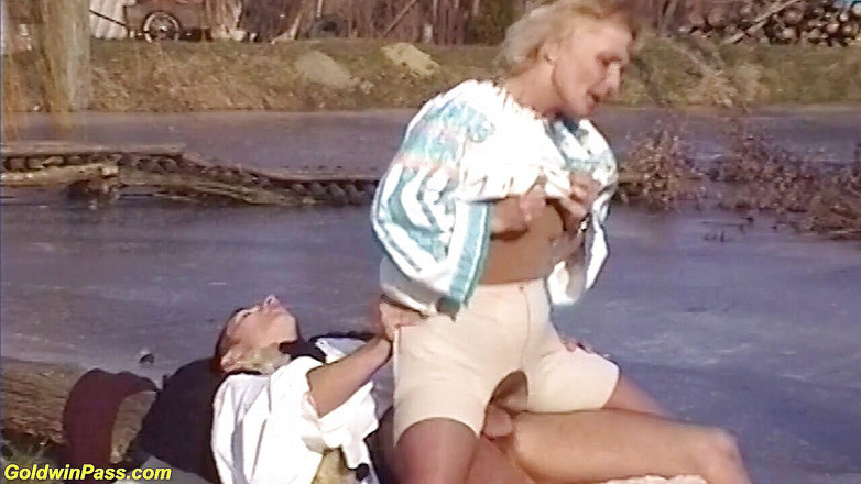 Crazy Old Moms: Bunicuță urâtă futută în aer liber