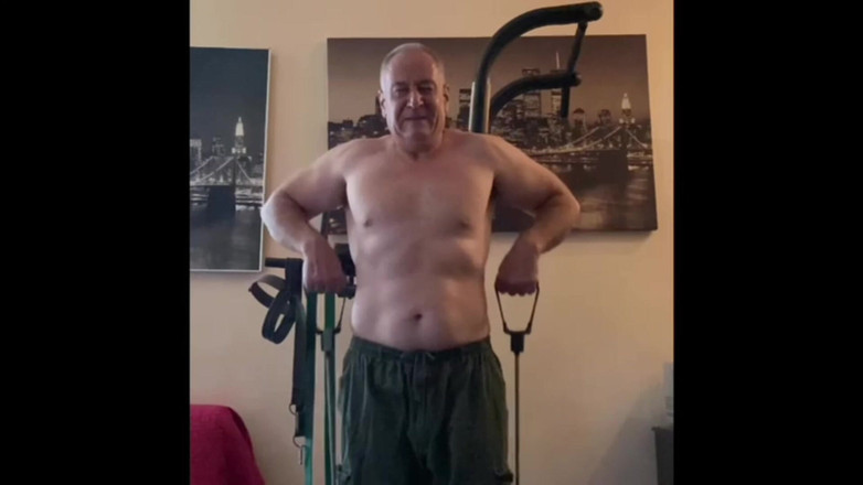 Alex Art: Pria kuat masturbasi setelah latihan