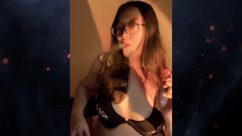 Smoking Asian: Echte rauchende asiatische MILF raucht dessous | Schmutziger aschenbecher trifft auf...