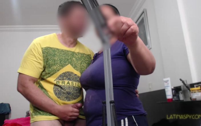 Latinaspy: Služka dostane výstřik na, když její šéf vytáhne jeho ptáka a...
