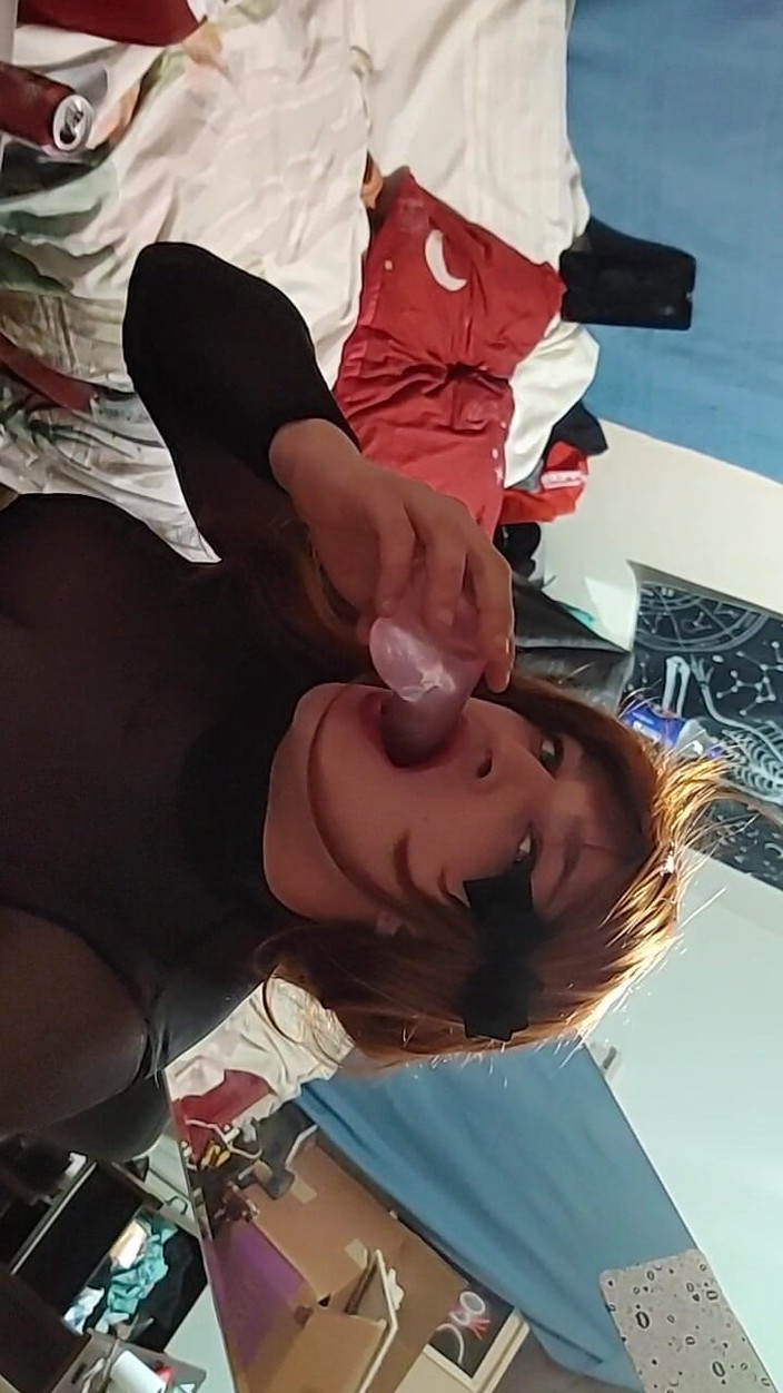 AshleyInHose: Как глубоко ты можешь заглатить?