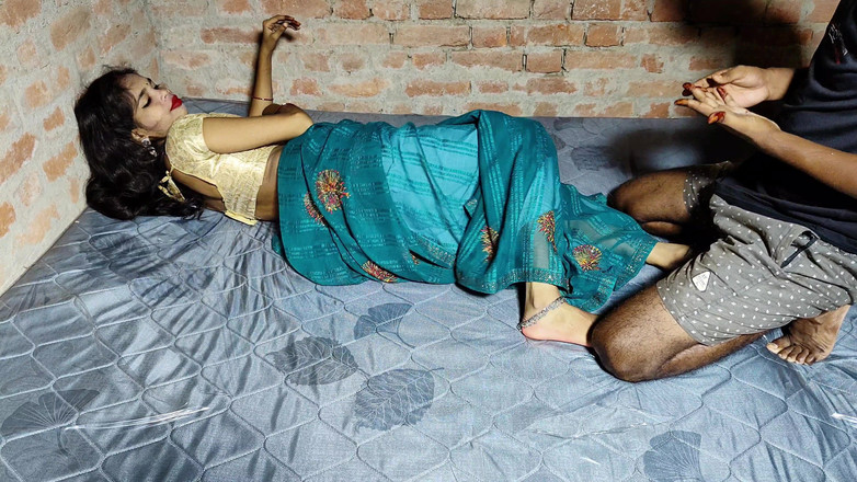 Shivanibaby: Бхабхи пригласила меня к ней домой на ужин и трахнула ее киску