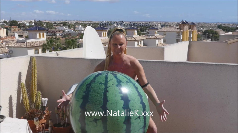 Natalie K: Obrovský plážový míč masturbuje Nafukovací zábava Venku