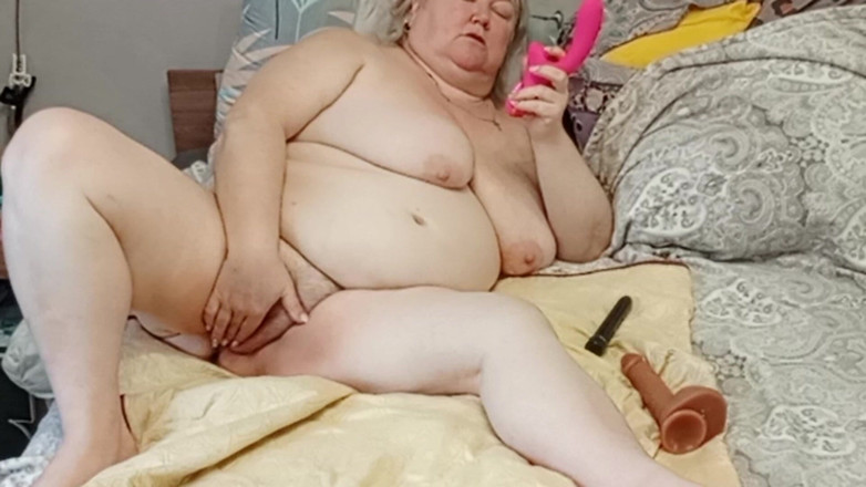 Zona901: Mama vitregă își fute pizda cărnoasă cu jucării sexuale până la...