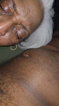 Oma liebt es, schwanz tief in den hals zu kriegen