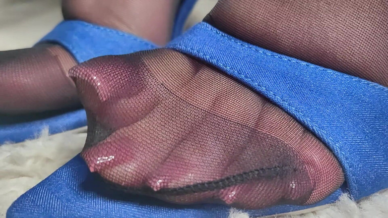 Goddess Lena: Vớ nylon, quần jean và mules