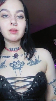 Seksi alternatif esmer köpüklü su içiyor ve geğiriyor