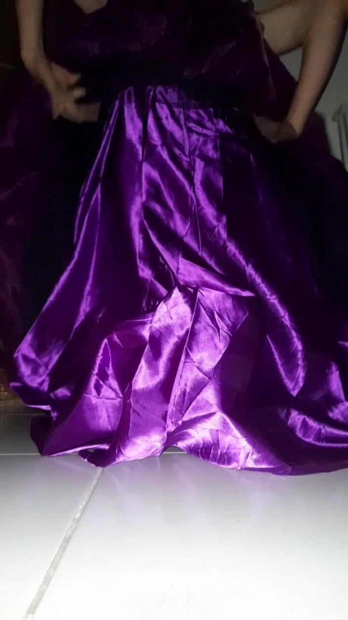 Naomisinka: Satin purple ballgown masturbação