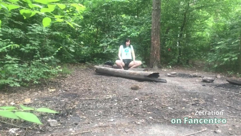 Zetration: Ea își satisface pizda de o mamă sexy brunetă dulce în pădure,...