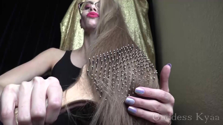 Kyaa Chimera: Hårborstning fetisch &amp; bonus nysning