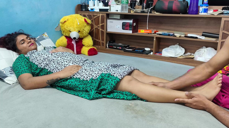 Vaishnavysharunraj: Malayali Wife Feet Massage Doing by Husband