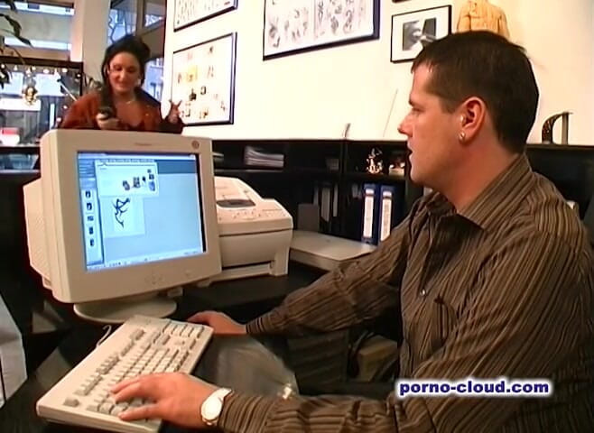 Porno Cloud: Buka Kaki di Studio Tindik.
