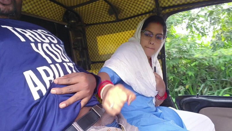 Sona bhabhi: 美しいインド系のスタンガー女の子が、私が車内でオナニーしているときにチンコをしゃぶった