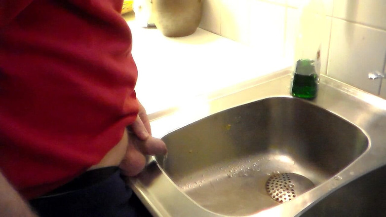 Sex hub male: John pist in het aanrecht