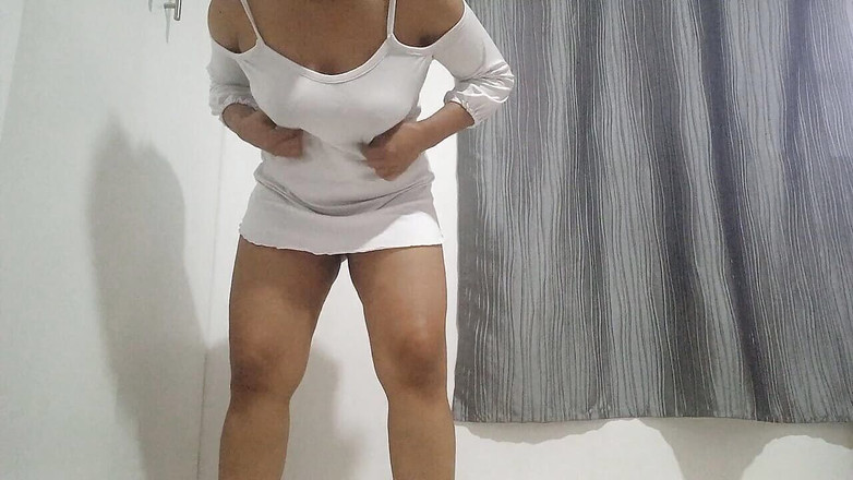 PATY PATY: Cewek seksi rambut cokelat ini melucuti gaunnya untuk muasin memeknya...