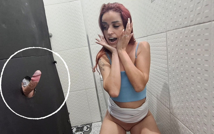 Fanny squirting: Nữ sinh đại học phát hiện ra gloryhole trong phòng tắm ở...