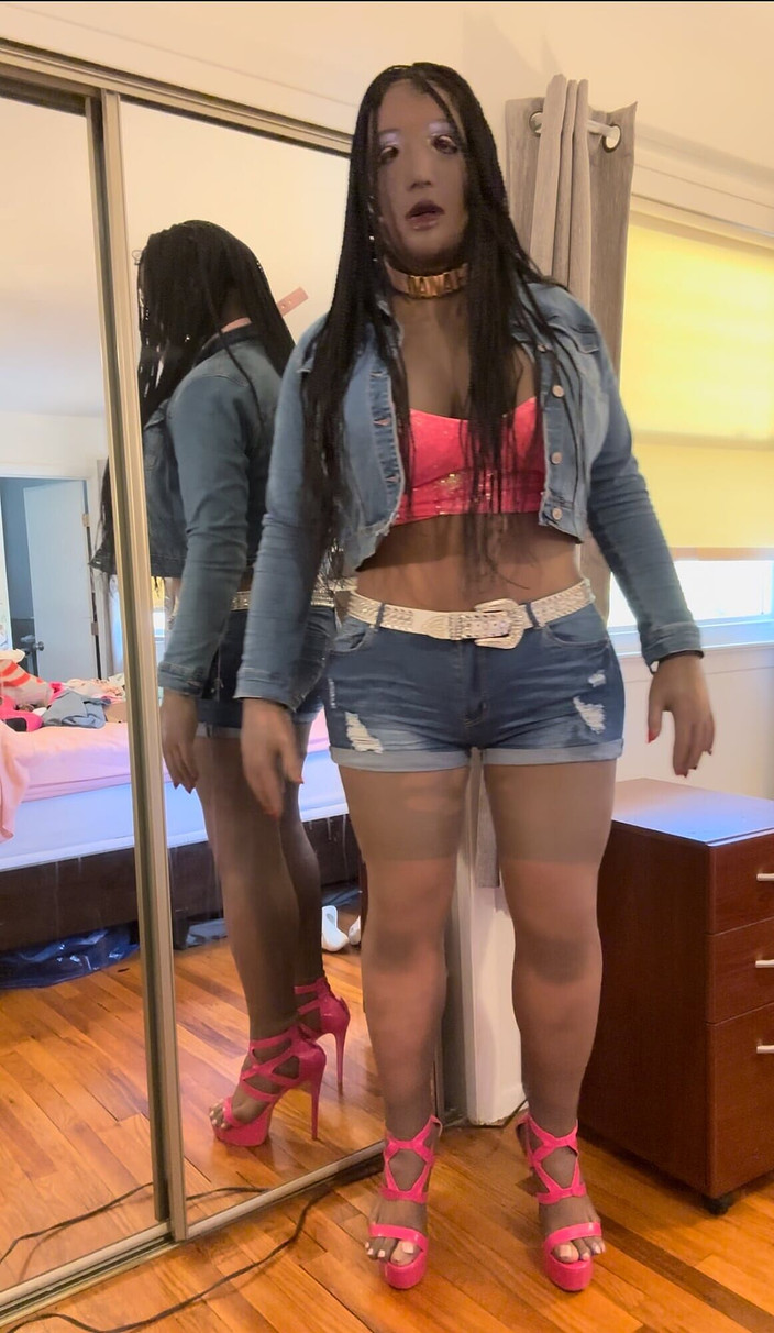 Deanna Doll: Danae la bombasse noire dans un pantalon sexy et un...