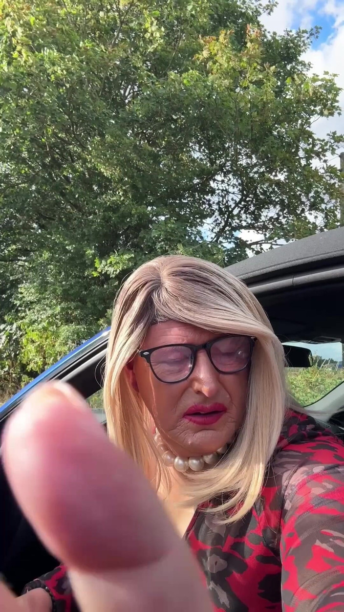 Kellycd2022: セクシーな女装者ケリード2022午後のドライブを楽しむちょっとしたピットストップ休憩