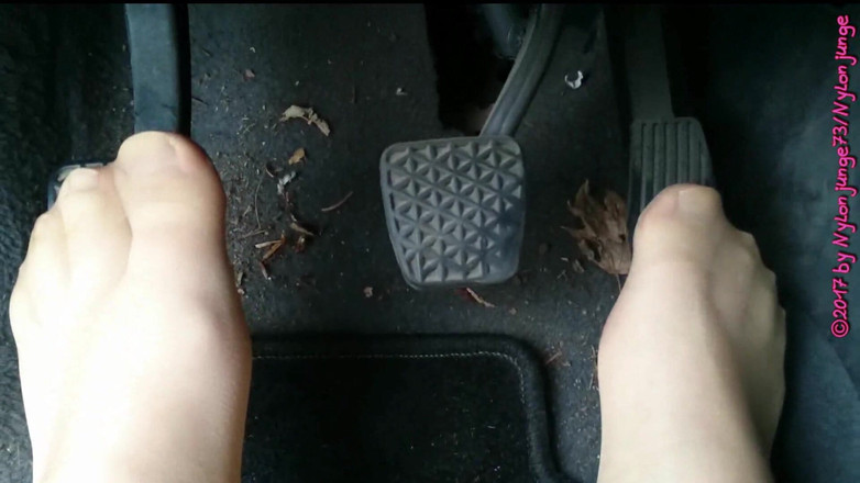 Carmen_Nylonjunge: Stopy w rajstopach i butach sportowych