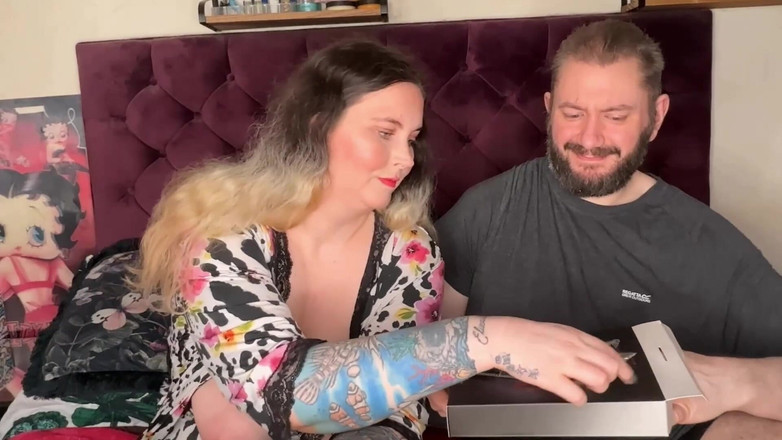 MissFFW: Perwersyjna dziwka rozpakuje swój wybór nowych zabawek