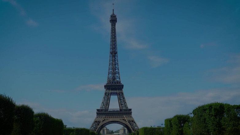 French girls at work: セクシーな熟女はディルドの使い方を実演します