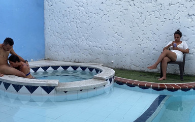 Kanu Eel: Aku ngentot istriku di kolam renang dan diabaikan pakai ponselnya,...