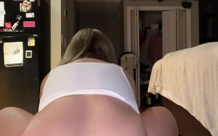 Avril Showers: Geile milf hurkt pik, rommelig gecreampied harig poesje