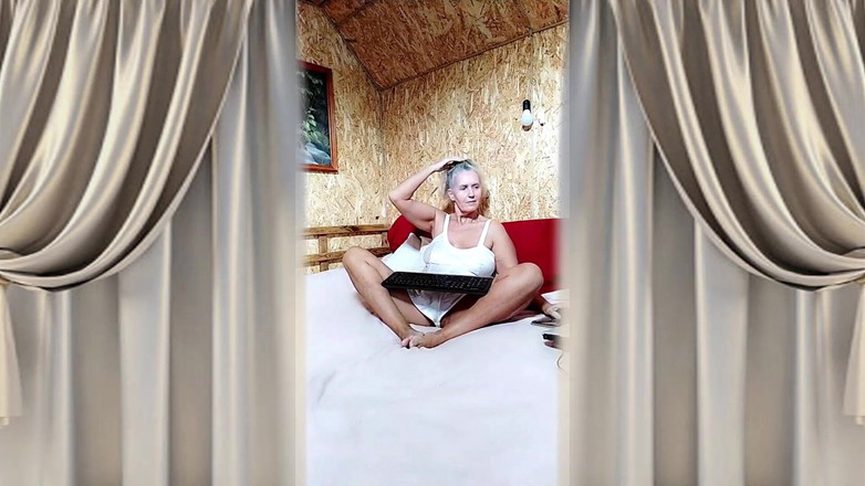 Lukerya: Ateşli ev hanımı lukerya büyük yumuşak yatakta saten beyaz iç çamaşırlı