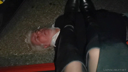 Lady Scarlet: Леди Скарлет - перед входом в дом