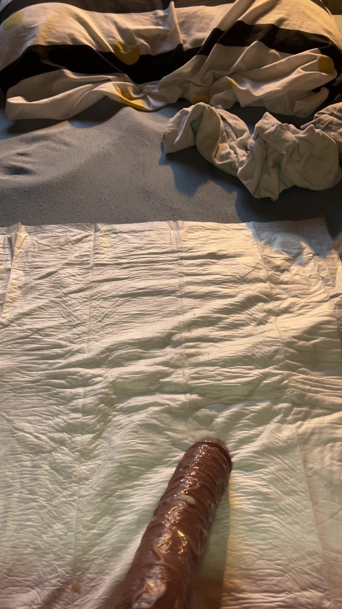 Almaviva: Cewek sange ini lagi asik muasin lubang pantatnya pakai dildo...