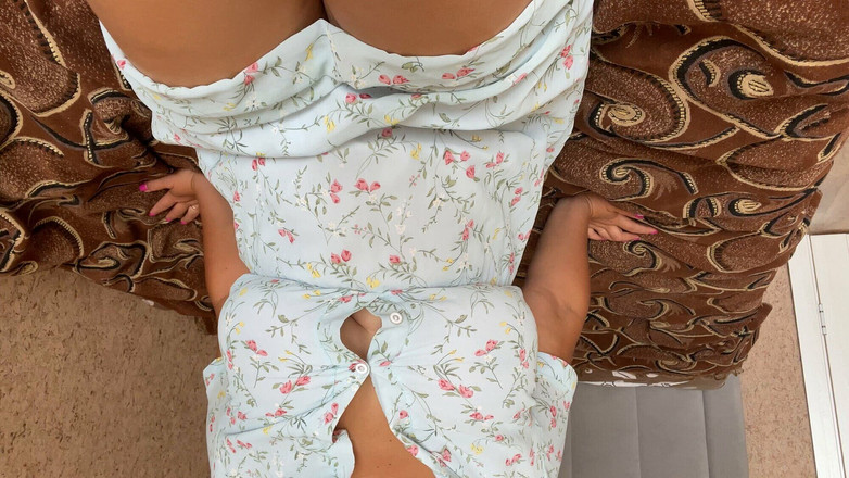 Lux Eva: 巨乳のガールフレンドが2本の指でマンコを愛撫し、オーガズムに達する